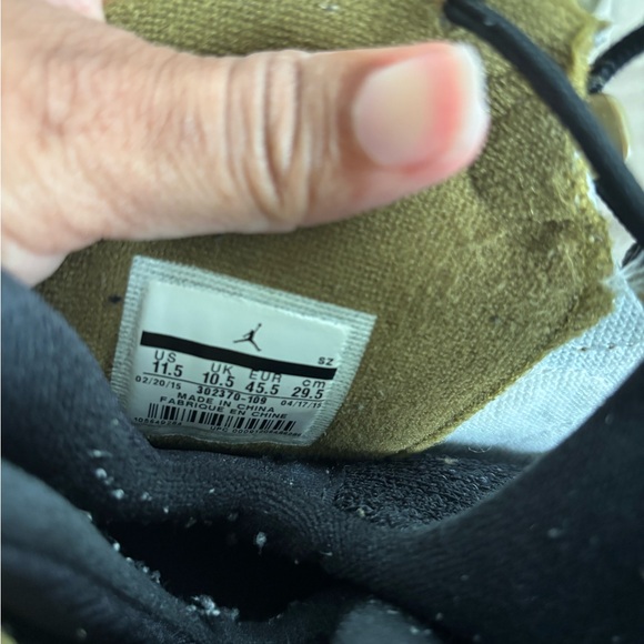 Air Jordan Black and Gold Sneakers size 11.5 - Picture 6 of 6